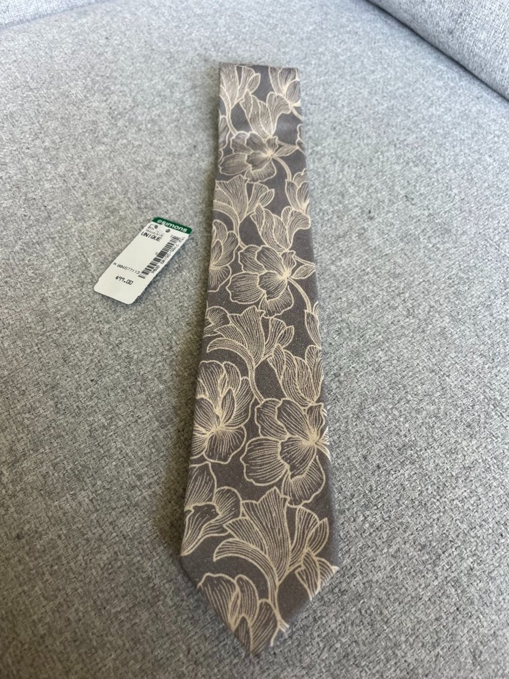 Men's Tie.  LINEN/VISCOSE blend. Grey with flowers. NEW. Retail:$99+tax.